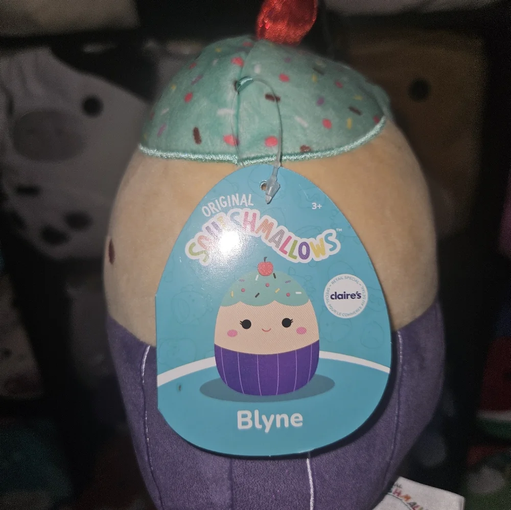 NWT Blyne 🧁 The Blue Frosted Cupcake Claire's Exclusive! Squishmallow 8